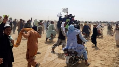 أنصار لحركة "طالبان" الأفغانية قرب الحدود مع باكستان.