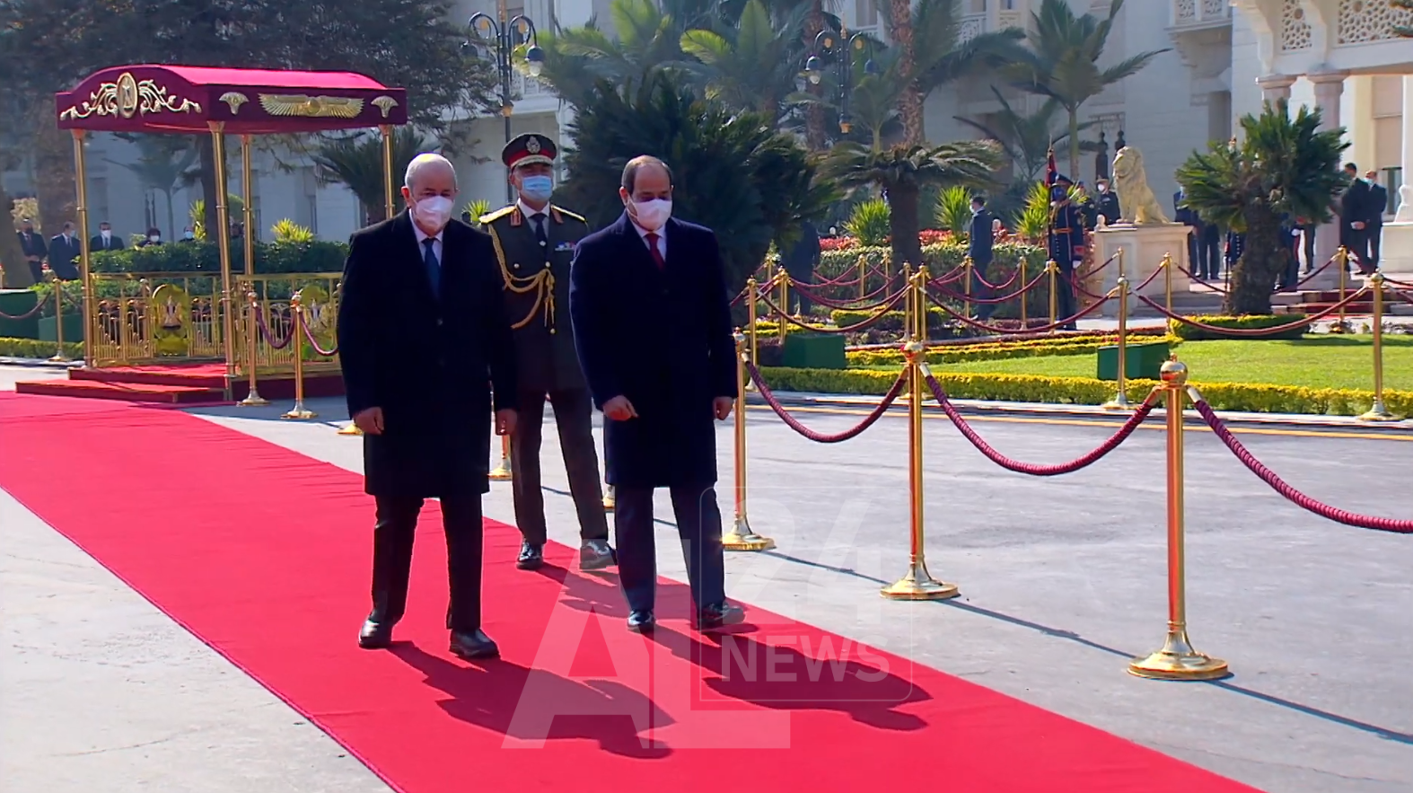 Après avoir écouté les hymnes nationaux des deux pays au Palais présidentiel, les deux chefs d'Etat ont passé en revue un détachement de la garde républicaine qui leur ont rendu les honneurs, avant de prendre des photos souvenirs.