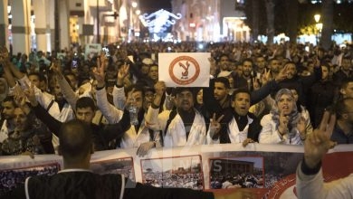 Les deux corps brandissent la menace de débrayages, ponctués de sit-in devant leurs tutelles respectives.