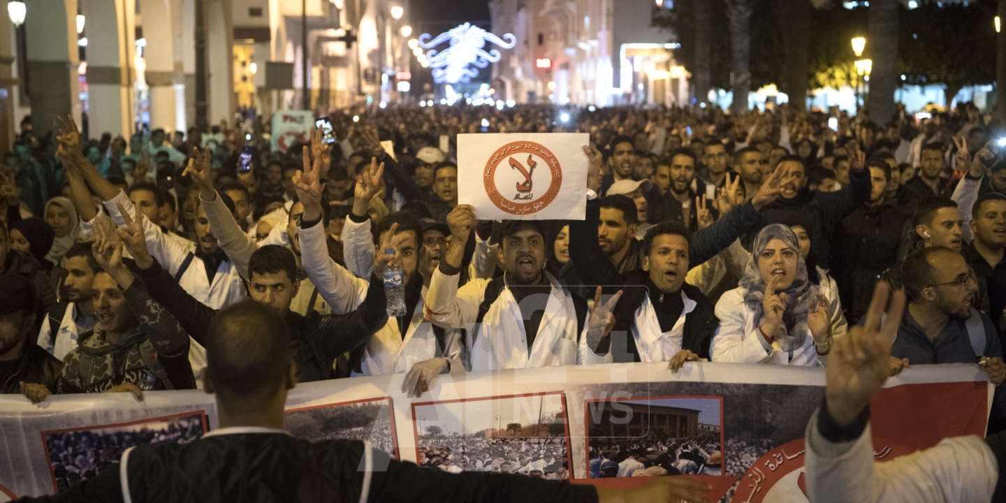 Les deux corps brandissent la menace de débrayages, ponctués de sit-in devant leurs tutelles respectives.