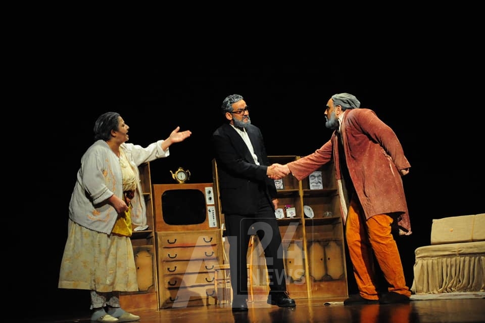 "Posticha" (petit problème dans le jargon algérois) raconte en une dizaine de tableaux, l’histoire d’un quartier réduit le soir, à une seule source d’éclairage,