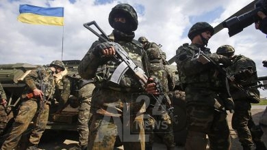 تقاتل كييف تمرداً موالياً لموسكو في منطقتين انفصاليتين عند الحدود مع روسيا منذ 2014، عندما ضم الكرملين شبه جزيرة القرم في أوكرانيا.