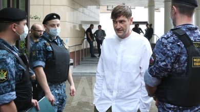 Le lancement de ce mandat d'arrêt intervient au lendemain de l'ajout d'Alexeï Navalny, emprisonné dans une affaire de fraude qu'il juge "politique", à la liste des "terroristes et extrémistes".