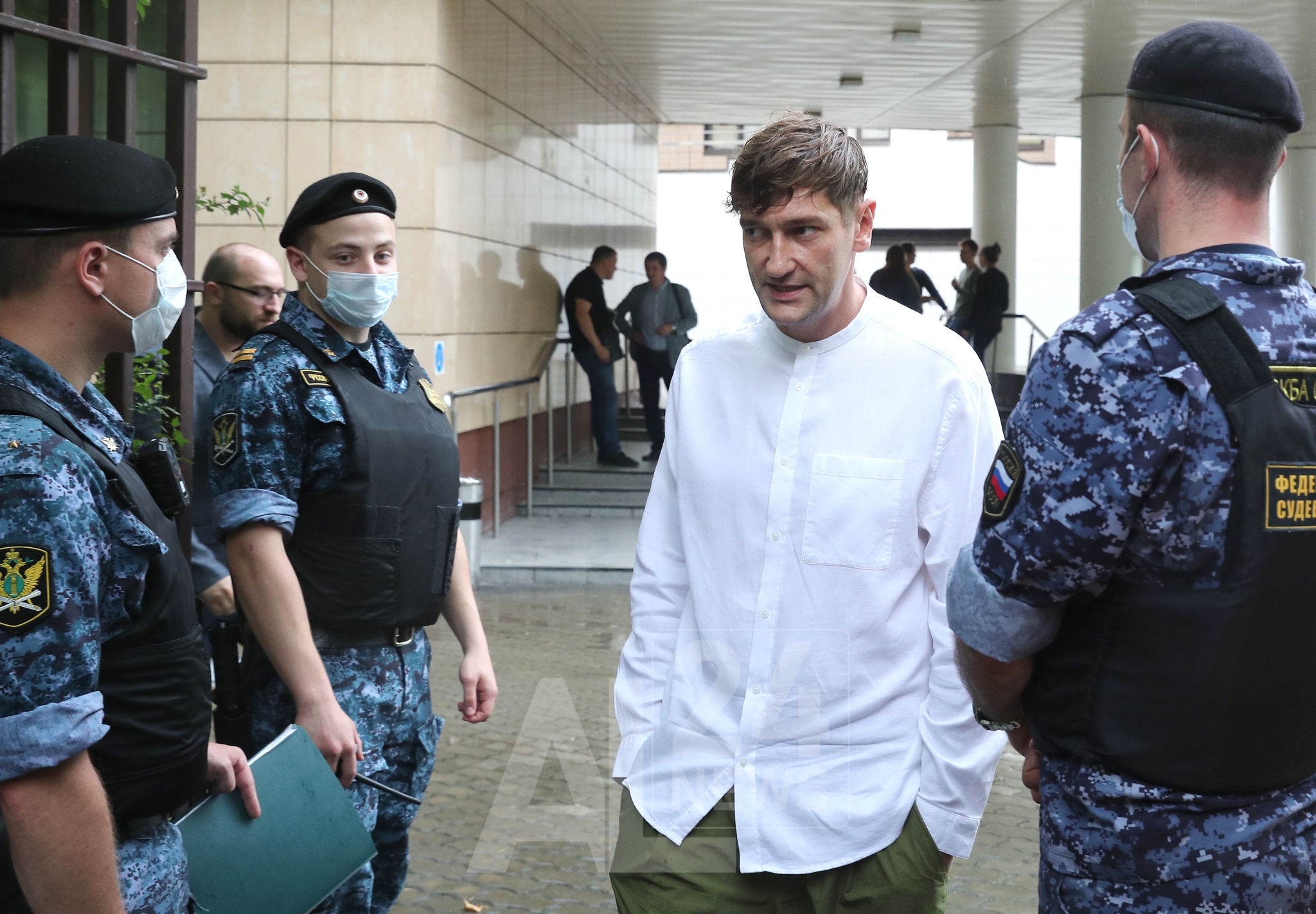 Le lancement de ce mandat d'arrêt intervient au lendemain de l'ajout d'Alexeï Navalny, emprisonné dans une affaire de fraude qu'il juge "politique", à la liste des "terroristes et extrémistes".