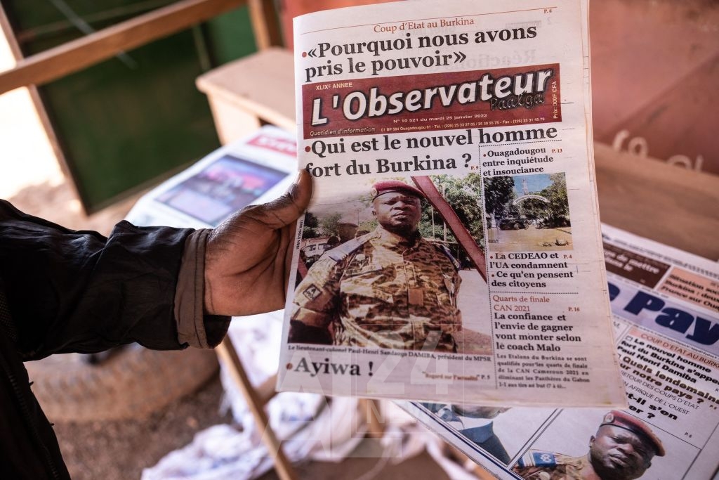 La Constitution qui avait été suspendue a été établie dans ses articles qui ne remettent pas en cause "l’acte fondamental" de la junte.
