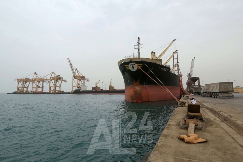 سفينة-في-ميناء-الحديدة