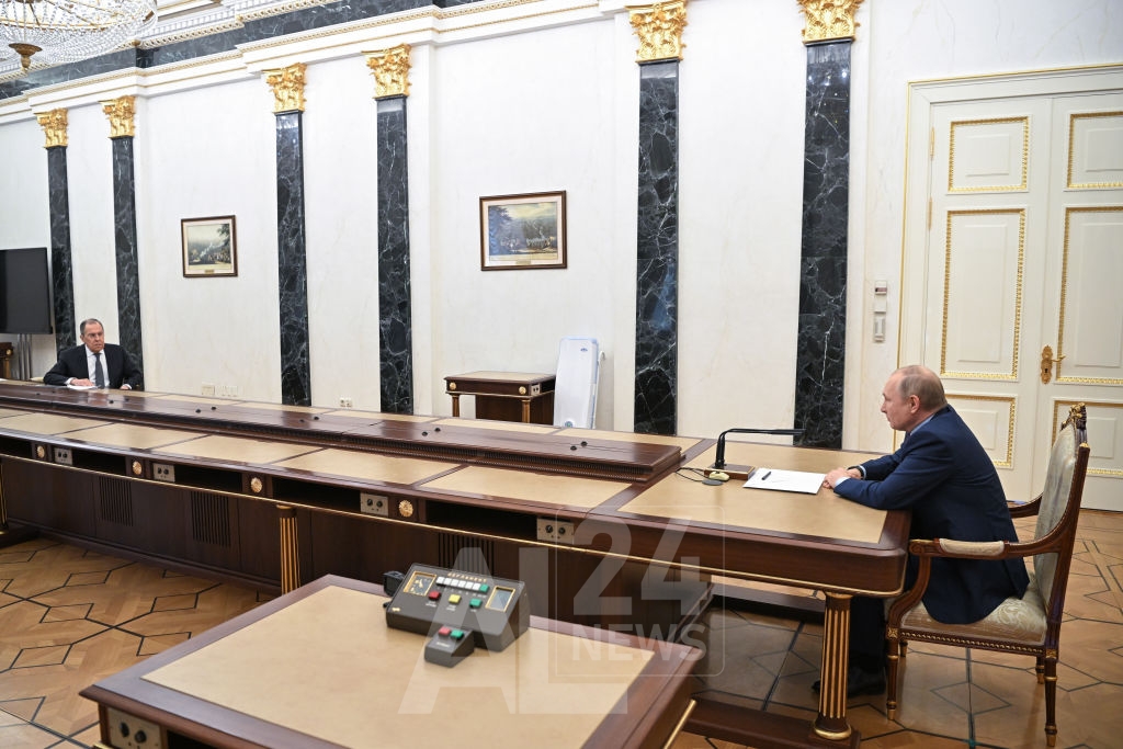 وزير الخارجية الروسي سيرغي لافروف يؤكد خلال اجتماعه مع الرئيس الروسي فلاديمير بوتين، أنّ الجزء الأول من الرد الأميركي على الضمانات الأمنية لا يرضي روسيا، أما الجزء الثاني فهو أكثر إيجابية.