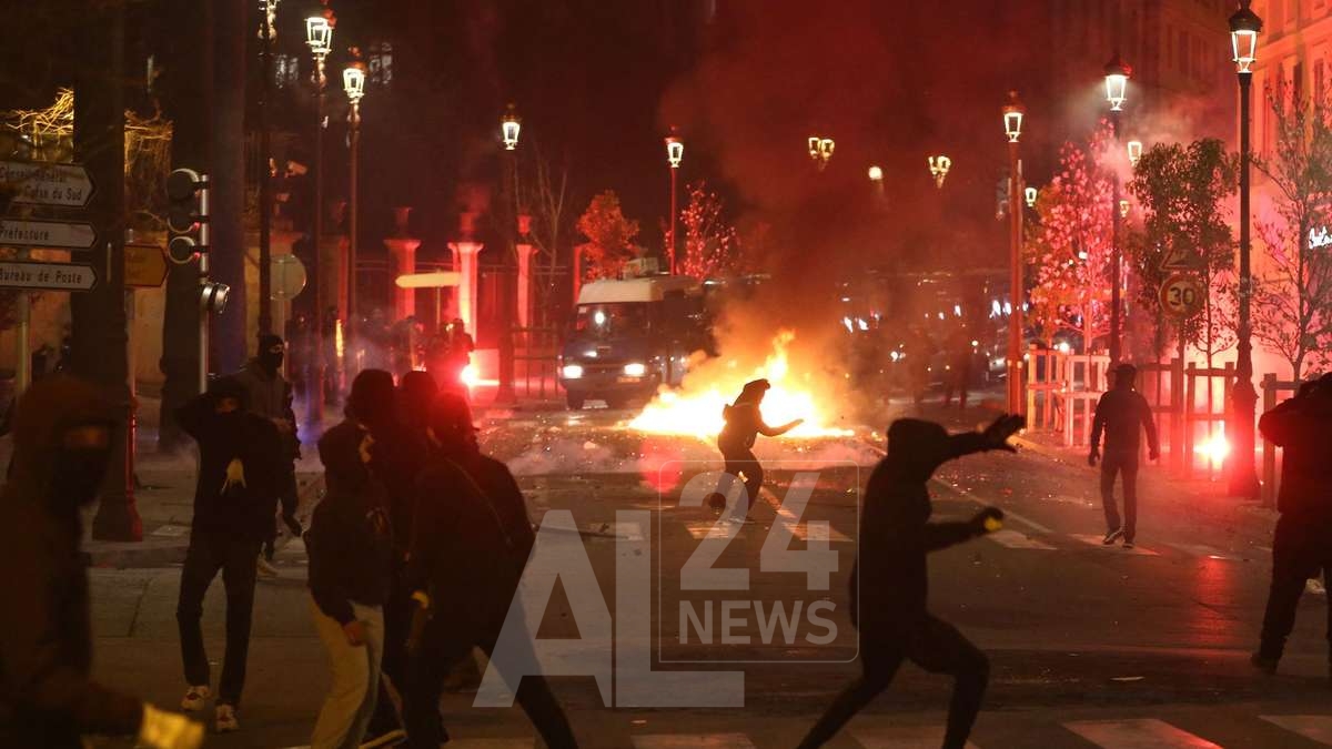 شهد الأسبوع الماضي العديد من أعمال الشغب خلال المظاهرات على الجزيرة. واندلعت الاحتجاجات على خلفية الهجوم على إيفان كولونا، القومي الكورسيكي المدان باغتيال حاكم كورسيكا عام 1998.