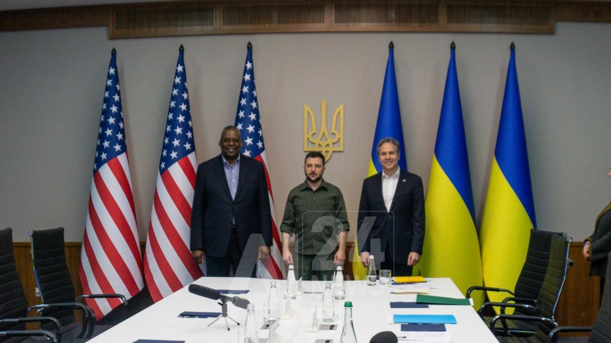 صورة نشرتها وزارة الدفاع الأميركية تظهر الرئيس الأوكراني فولوديمير زيلينسكي متوسطا وزير الخارجية الأميركي أنتوني بلينكن (يمين) ووزير الدفاع لويد أوستن في كييف في 24 نيسان/أبريل 2022