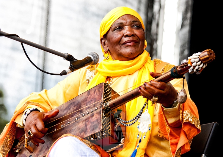 الفنانة الشهيرة في موسيقى الديوان الجزائرية حسناء البشارية