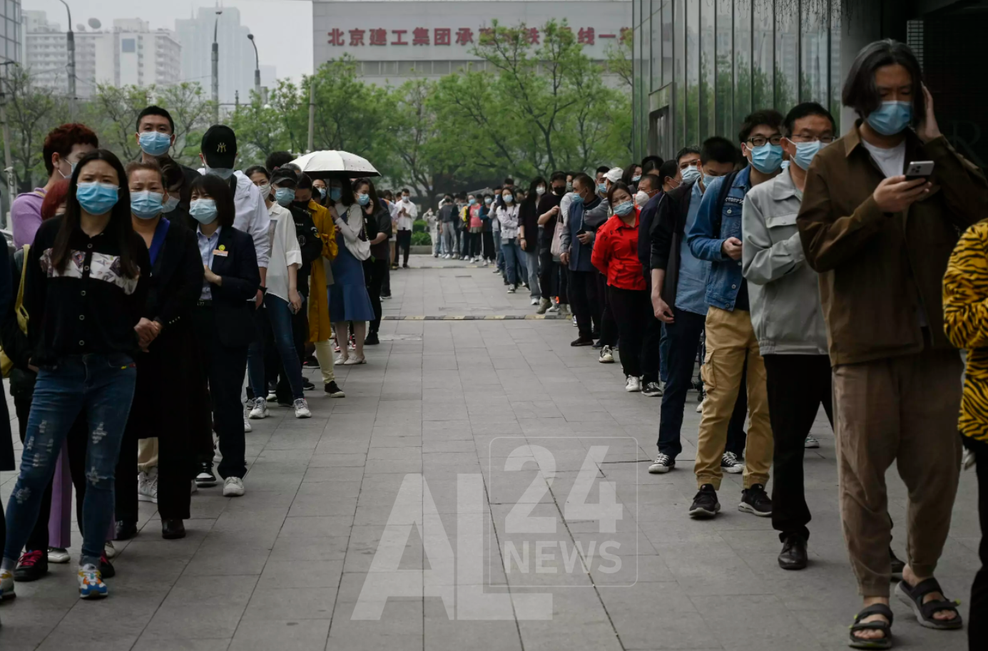 ناس ينتظرون في طوابير لإجراء اختبارات كوفيد-19 في بكين في 25 أبريل 2022