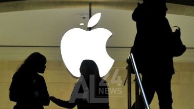 اعتبرت المفوضية، وهي الهيئة التنفيذية في الاتحاد الأوروبي، في بيان لها، أن الشركة المصنعة لهواتف آي فون "تستغل موقعها المهيمن في أسواق الأجهزة المحمولة" عبر منع حلول منافسة من العمل على أجهزتها.