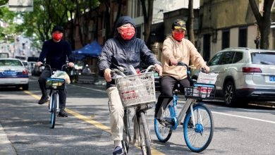 القيود التي حاصرت معظم سكان شنغهاي البالغ عددهم 25 مليون نسمة في منازلهم أثارت مخاوف من احتمال تعطل التصنيع والتجارة العالمية