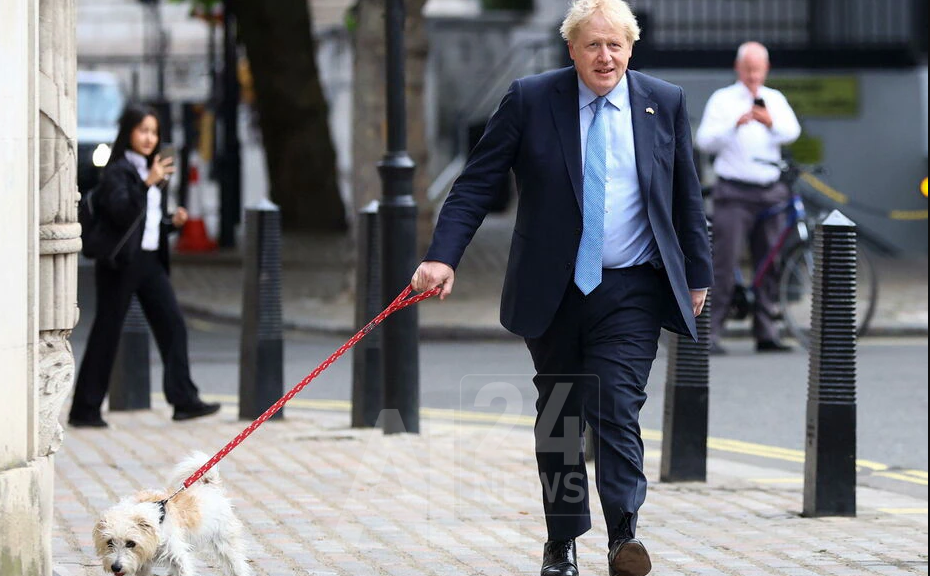 رئيس الوزراء البريطاني بوريس جونسون وهو موتوجها للتصويت