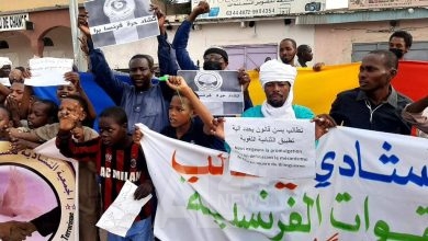 رفع المتظاهرون شعارات مناهضة لباريس، منها "تشاد حرة ... فرنسا برا" و"الشعب التشادي يطالب الحكومة بإعادة النظر في جميع الاتفاقيات مع فرنسا"