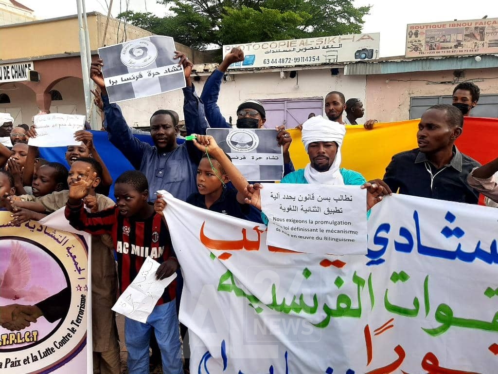 رفع المتظاهرون شعارات مناهضة لباريس، منها "تشاد حرة ... فرنسا برا" و"الشعب التشادي يطالب الحكومة بإعادة النظر في جميع الاتفاقيات مع فرنسا"