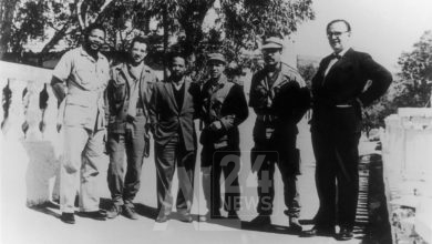 الزعيم الجنوب الافريقي نيلسون مانديلا رفقة ضباط من جيش التحرير الوطني بالجزائر