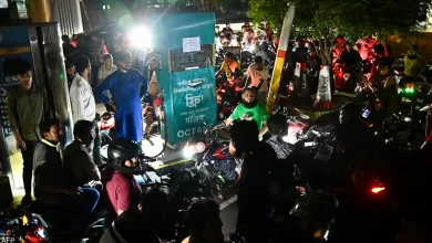 زحام أمام محطات الوقود في بنغلاديش قبل تطبيق زيادة الأسعار