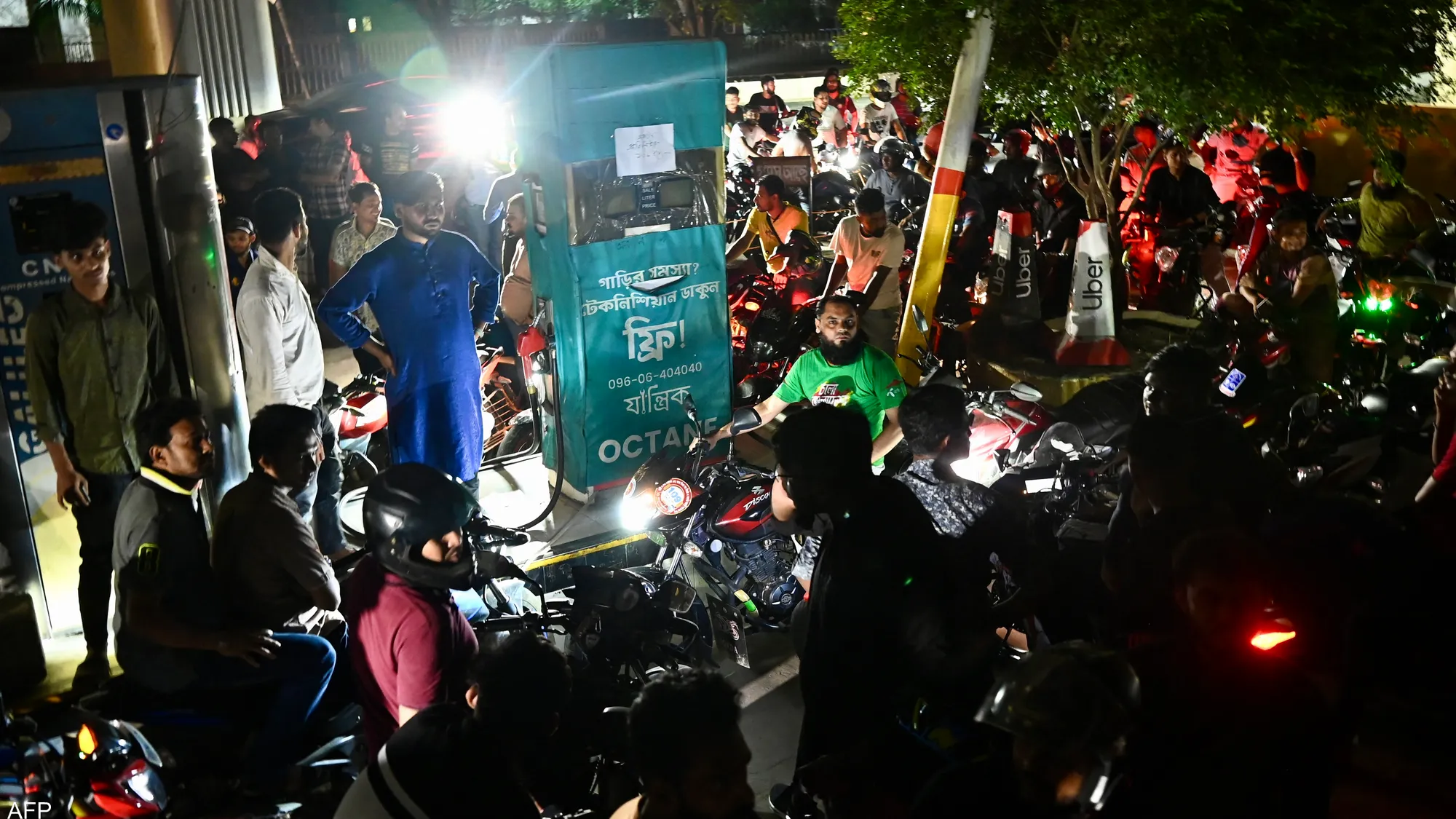 زحام أمام محطات الوقود في بنغلاديش قبل تطبيق زيادة الأسعار