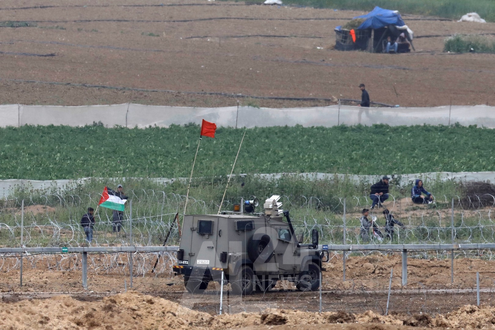قوات الاحتلال تستهدف المزارعين الفلسطينيين جنوبي قطاع غزة