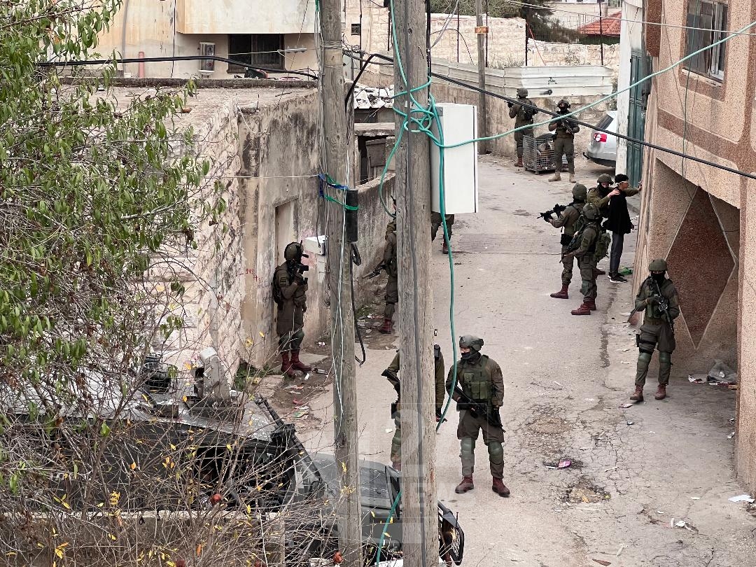 مستوطنون يهاجمون منازل المواطنين في قرية حارس غرب سلفيت بفلسطين المحتلة