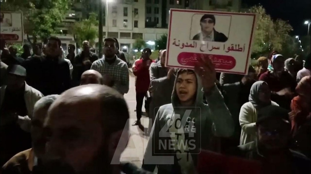 وقفة بمدينة فاس مساء أمس الإثنين مطالبة باطلاق سراح المعتقلين السياسييين واحتجاجا على غلاء الأسعار وتردي الأوضاع الإجتماعية