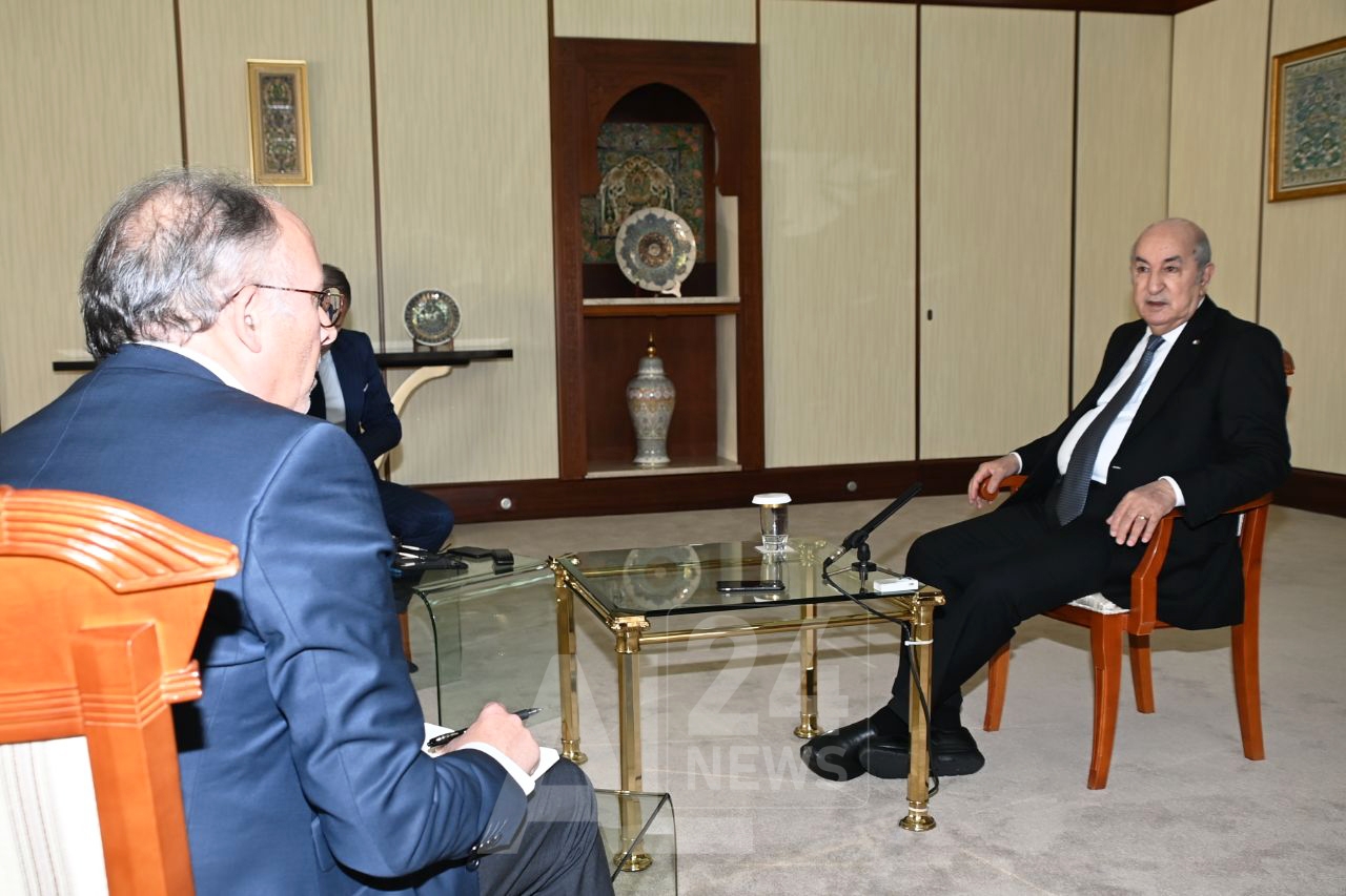 الرئيس الجزائري عبد المجيد تبون خلال حوار مع صحيفة لوفيغارو الفرنسية