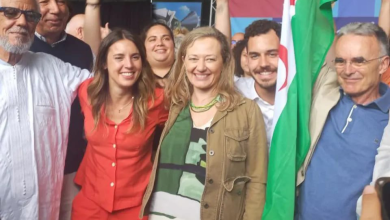 وزيرة المرأة والمساواة بالحكومة الإسبانية، إيريني مونتيرو رفقة مناضلين ونشطاء صحراويين