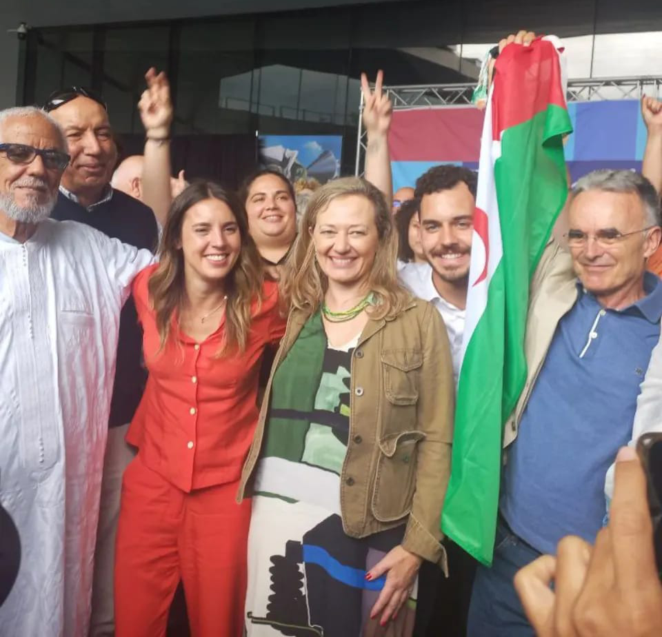 وزيرة المرأة والمساواة بالحكومة الإسبانية، إيريني مونتيرو رفقة مناضلين ونشطاء صحراويين