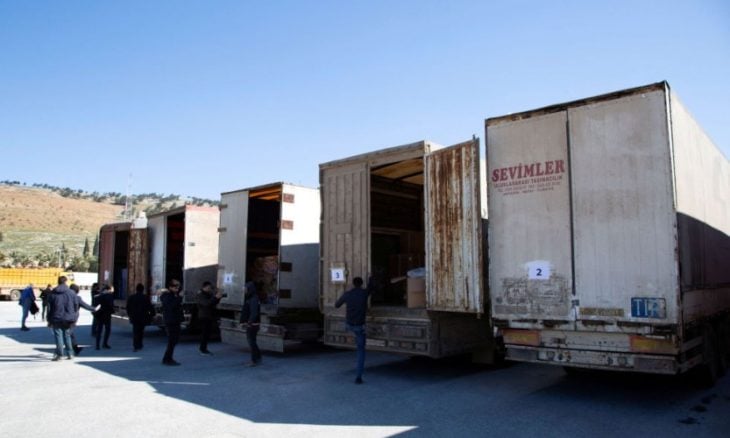 قافلة مساعدات إنسانية تابعة للأمم المتحدة عبرت الجمعة الماضي نقاط التماس من حلب إلى مدينة سرمدا شمال غربي سوريا