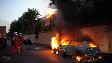 متظاهرون أشعلوا النيران في شوارع نانتير وأحرقوا سيارة وحطموا مواقف حافلات بعد قتل شرطي لسائق مراهق حاول تجاوز نقطة تفتيش مرورية (أ ف ب).