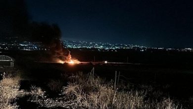 اشتعال المركبة وانبعاث الدخان منها عقب قصفها من طائرة مسيرة تابعة لجيش الاحتلال الصهيوني