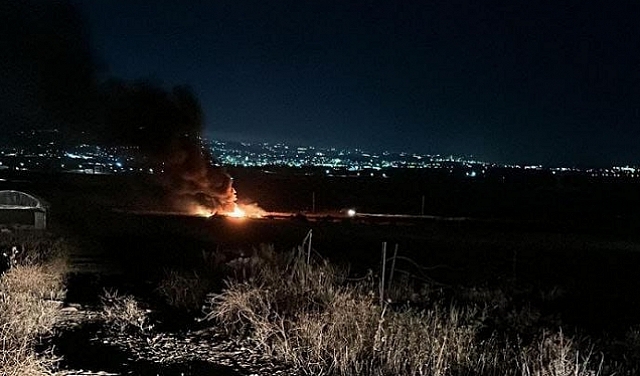 اشتعال المركبة وانبعاث الدخان منها عقب قصفها من طائرة مسيرة تابعة لجيش الاحتلال الصهيوني