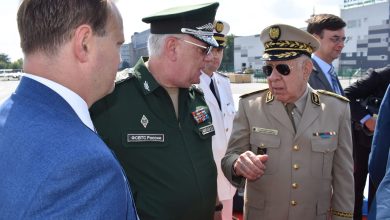 رئيس أركان الجيش الجزائري، الفريق أول السعيد شنقريحة رفقة مدير مصلحة التعاون العسكري لفدرالية روسيا ديميتري شوغاييف بالقاعدة الجوية جوكوفسكي بضواحي العاصمة موسكو