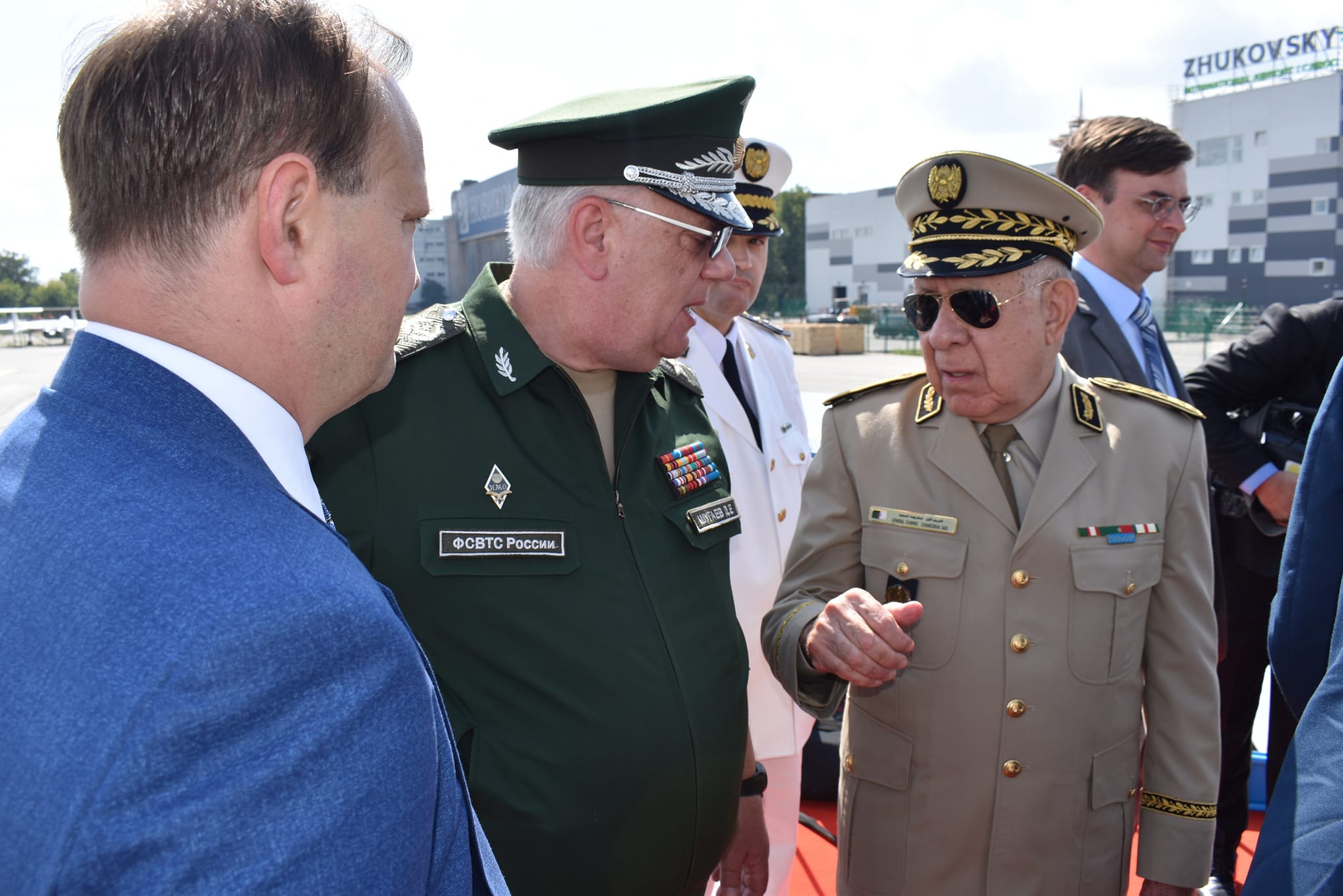 رئيس أركان الجيش الجزائري، الفريق أول السعيد شنقريحة رفقة مدير مصلحة التعاون العسكري لفدرالية روسيا ديميتري شوغاييف بالقاعدة الجوية جوكوفسكي بضواحي العاصمة موسكو