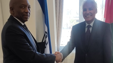 الوزير الأول لمملكة ليسوتو، سام ما تكاني خلال لقائه بوزير الخارجية الصحراوي محمد سيداتي