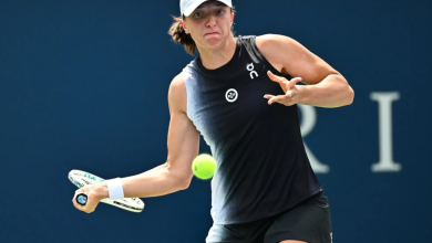 البولندية إيغا شيفونتيك خلال مباراتها أمام التشيكية كارولينا موتشوفا في ثمن نهائي دورة مونتريال الكندية التي تدخل ضمن دورات الألف