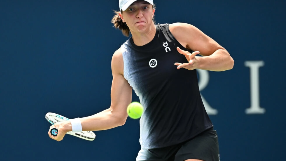 البولندية إيغا شيفونتيك خلال مباراتها أمام التشيكية كارولينا موتشوفا في ثمن نهائي دورة مونتريال الكندية التي تدخل ضمن دورات الألف