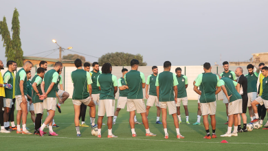 جانب من تدريبات المنتخب الجزائري بملعب الثانوية الكلاسيكية بمدينة بواكي الإيفوارية