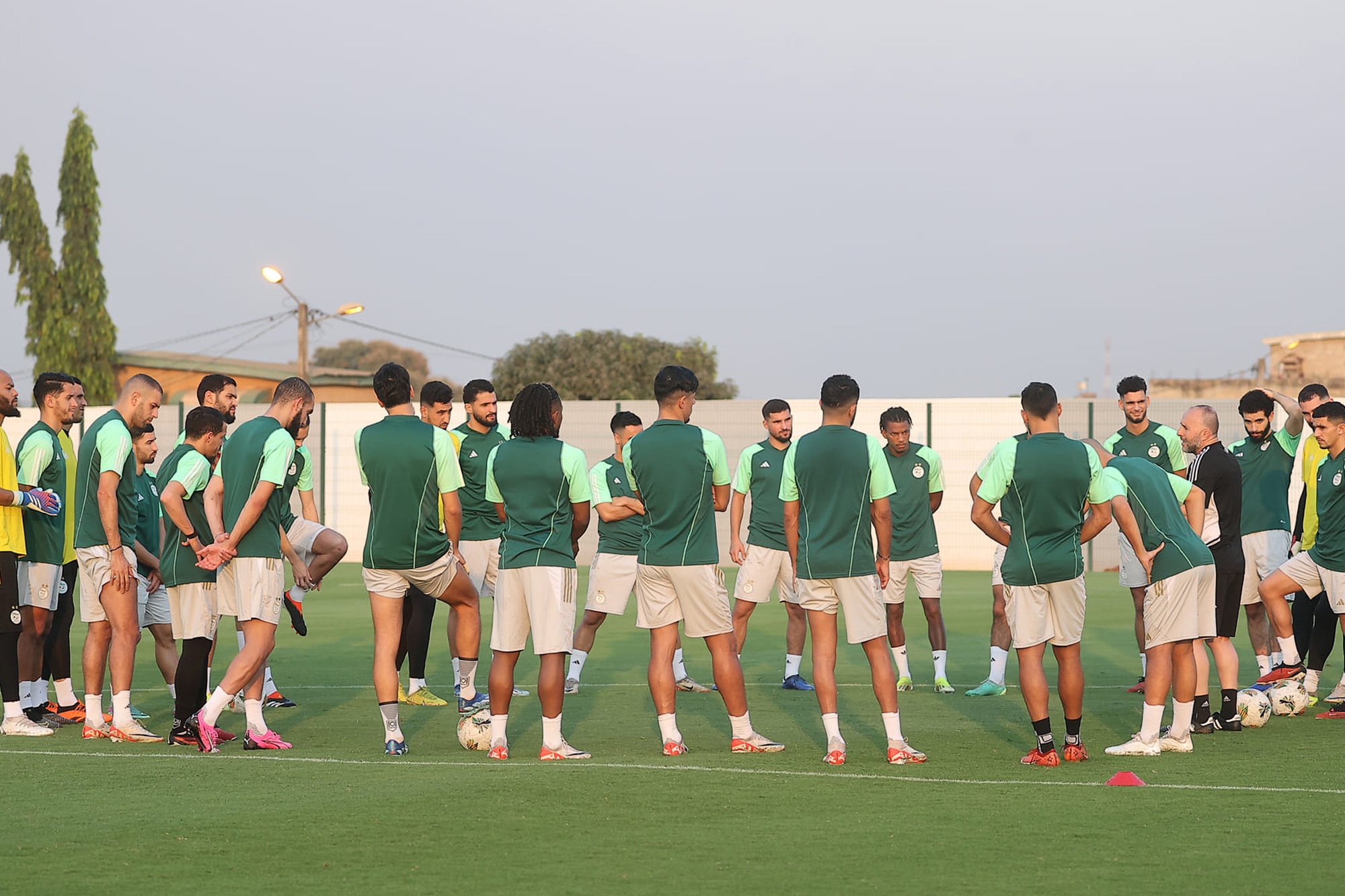 جانب من تدريبات المنتخب الجزائري بملعب الثانوية الكلاسيكية بمدينة بواكي الإيفوارية