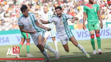 مهاجم المنتخب الجزائر بغداد بونجاح لدى تسجيله لهدف التعادل