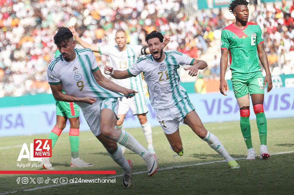 مهاجم المنتخب الجزائر بغداد بونجاح لدى تسجيله لهدف التعادل