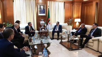 وزير الطاقة والمناجم الجزائري، محمد عرقاب خلال استقباله نائب رئيس شركة "إكسون موبيل" للبحث والاستكشاف، جون أرديل