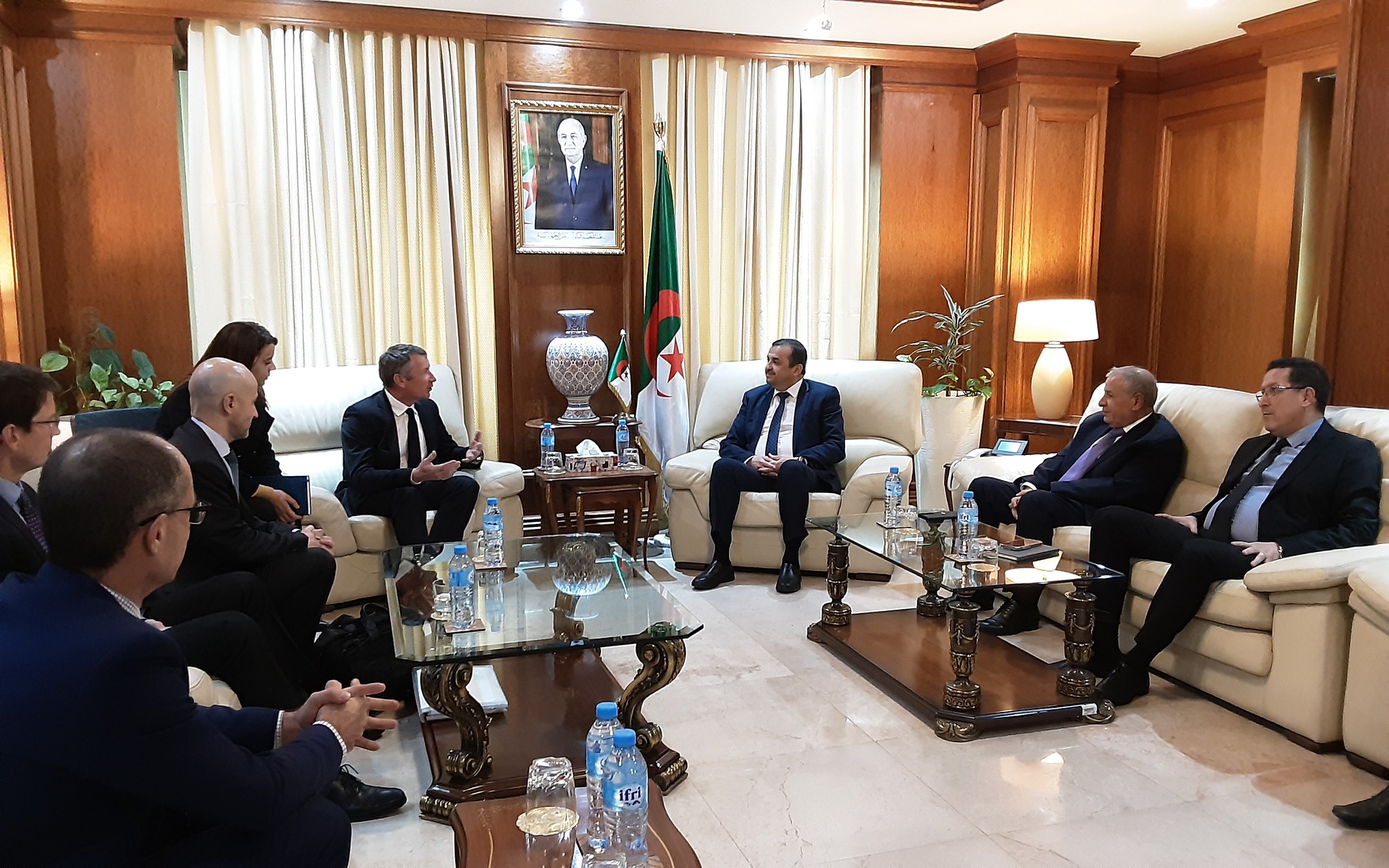 وزير الطاقة والمناجم الجزائري، محمد عرقاب خلال استقباله نائب رئيس شركة "إكسون موبيل" للبحث والاستكشاف، جون أرديل