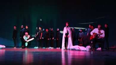 لقطة من العرض المسرحي "صمود حنظلة" في افتتاح أيام المسرح العربي بالجزائر