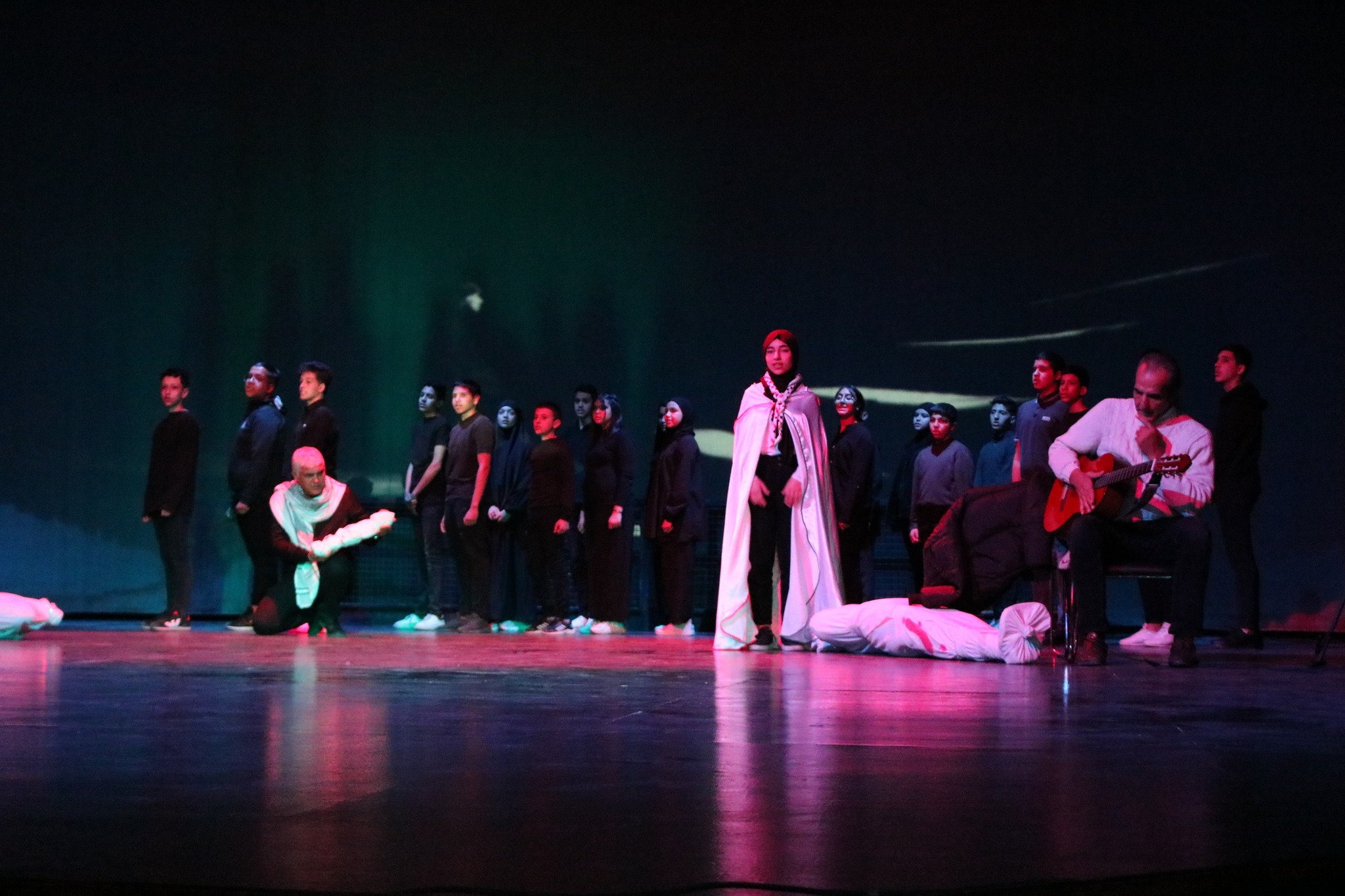 لقطة من العرض المسرحي "صمود حنظلة" في افتتاح أيام المسرح العربي بالجزائر