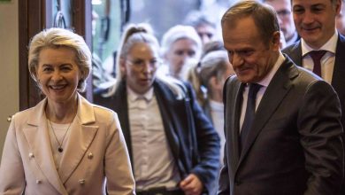 Le premier ministre polonais, Donald Tusk, avec la présidente de la Commission européenne, Ursula von der Leyen, et le premier ministre belge, Alexander De Croo, à Varsovie, le 23 février 2024