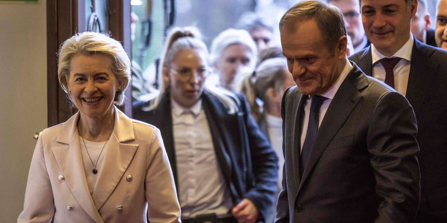 Le premier ministre polonais, Donald Tusk, avec la présidente de la Commission européenne, Ursula von der Leyen, et le premier ministre belge, Alexander De Croo, à Varsovie, le 23 février 2024