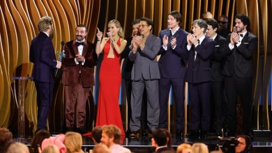 Kenneth Branagh, David Krumholtz, Emily Blunt, Alden Ehrenreich, Robert Downey Jr, Josh Hartnett, Cillian Murphy, Casey Affleck et Benny Safdie reçoivent le prix du meilleur ensemble d'acteurs et d'actrices pour « Oppenheimer » lors des Screen Actors Guild Awards 2024. PHOTO : GETTY IMAGES