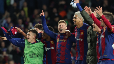 لاعبو برشلونة يحتفلون بالتأهل إلى دور الثمانية من دوري أبطال أوروبا بعد الفوز على نابولي الإيطالي